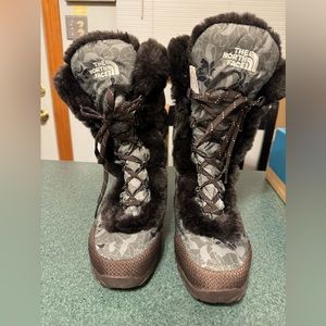 Women’s The North Face winter boots. Size 6.